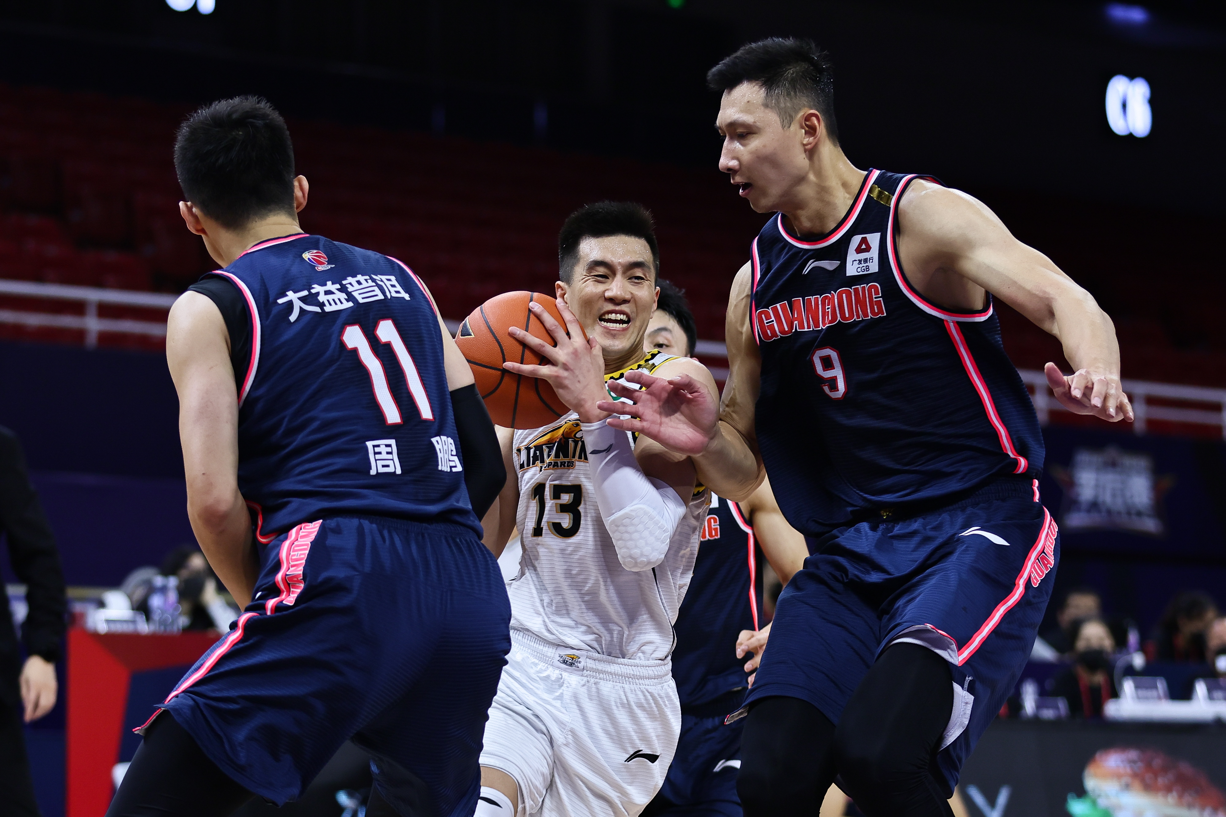 青海男篮在比赛中展现出坚强的斗志