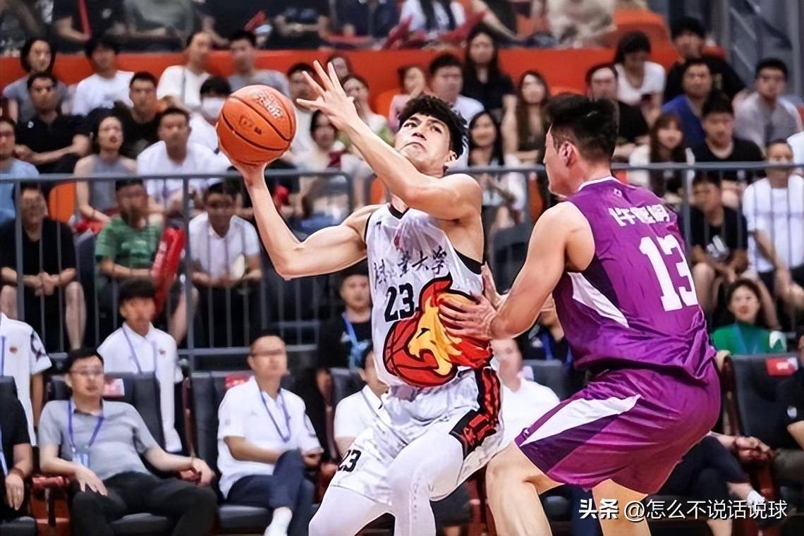 青海男篮在比赛中展现出坚强的斗志
