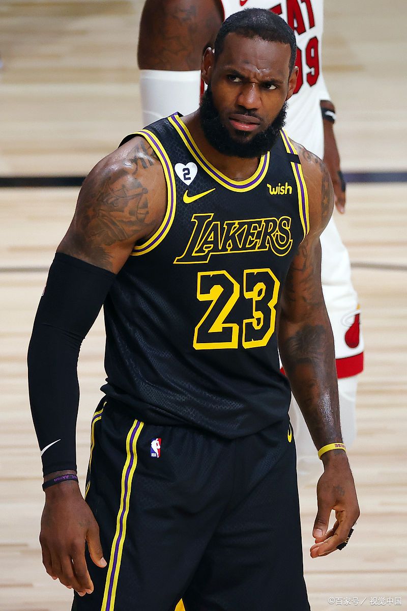 包含关键时刻球员表现出色，助球队获得胜利的词条