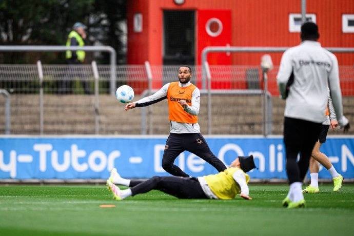 勒沃库森与美因茨对阵，战况激烈