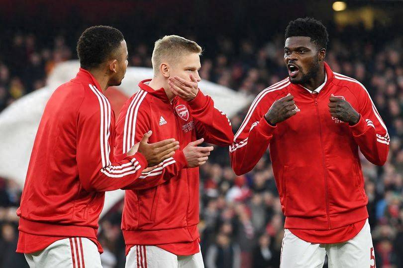 包含阿森纳队内发生冲突，主帅稳定局势澄清传闻的词条