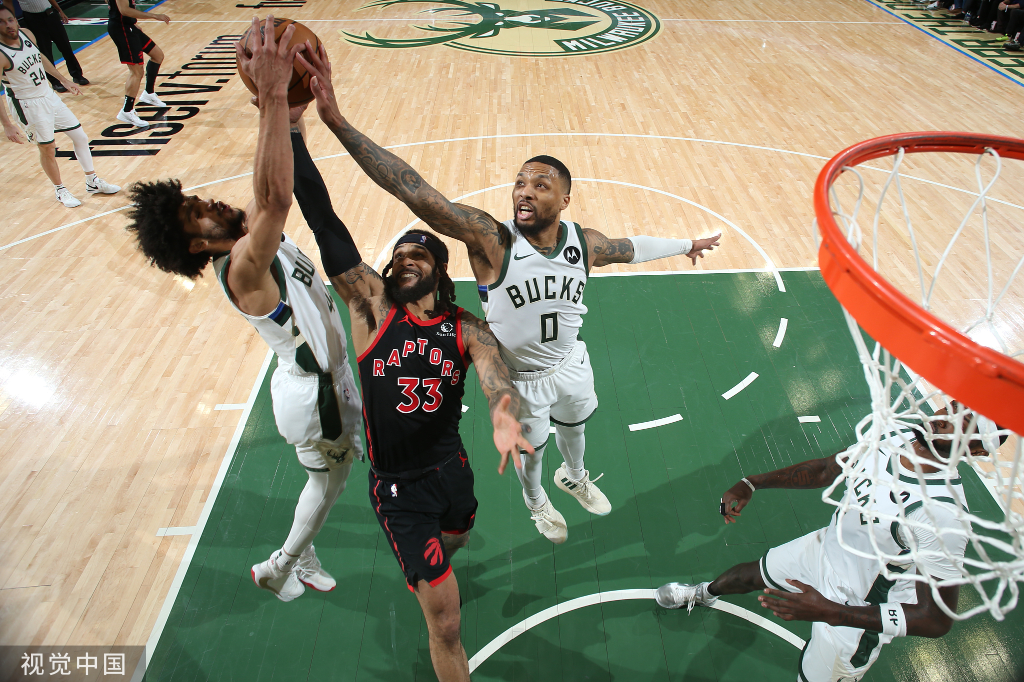 雄鹿主场击败公牛，保持领先