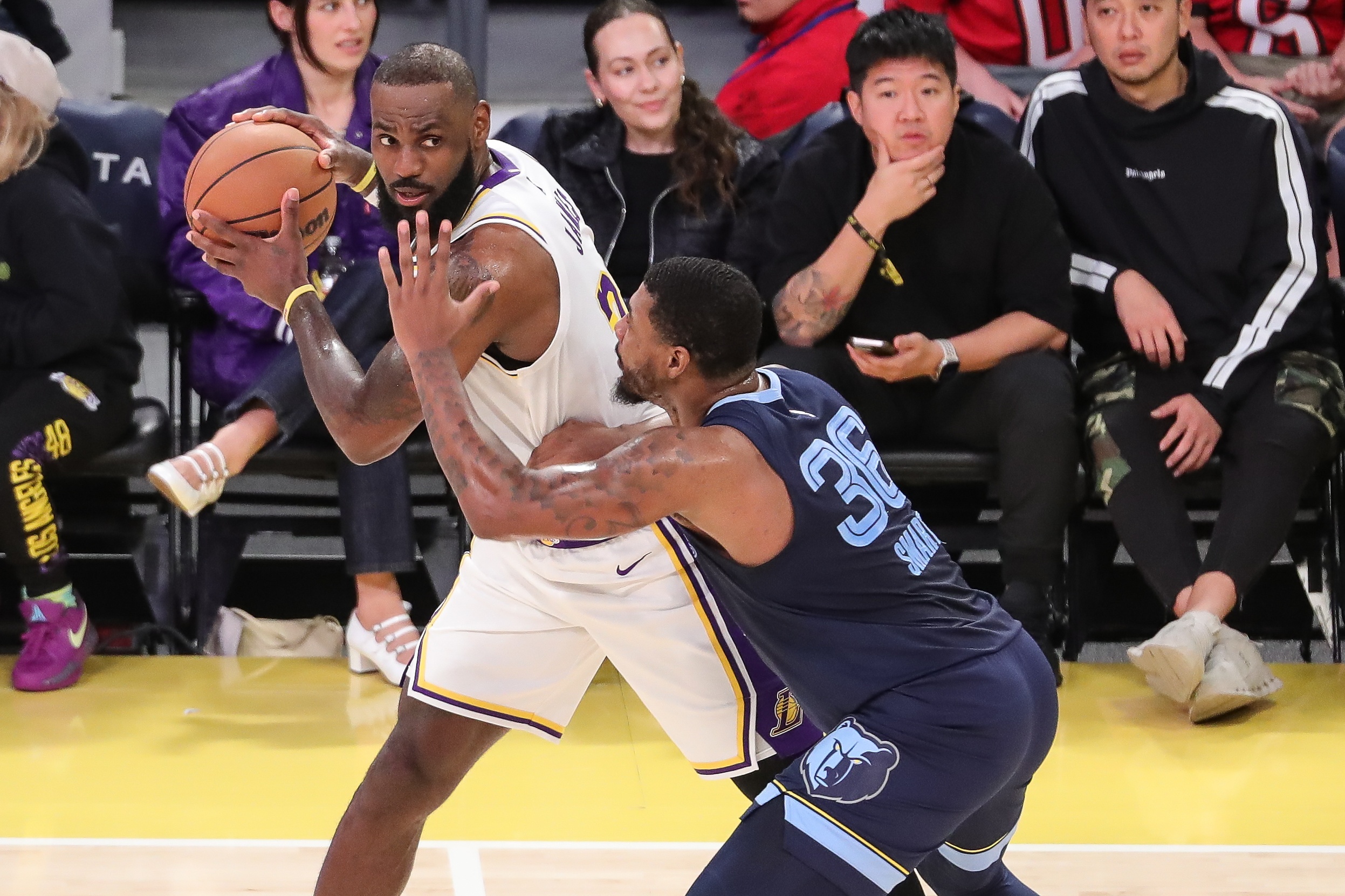 阿根廷男篮力克灰熊,克莱送出助攻 阿根廷男篮力克灰熊,克莱送出助攻