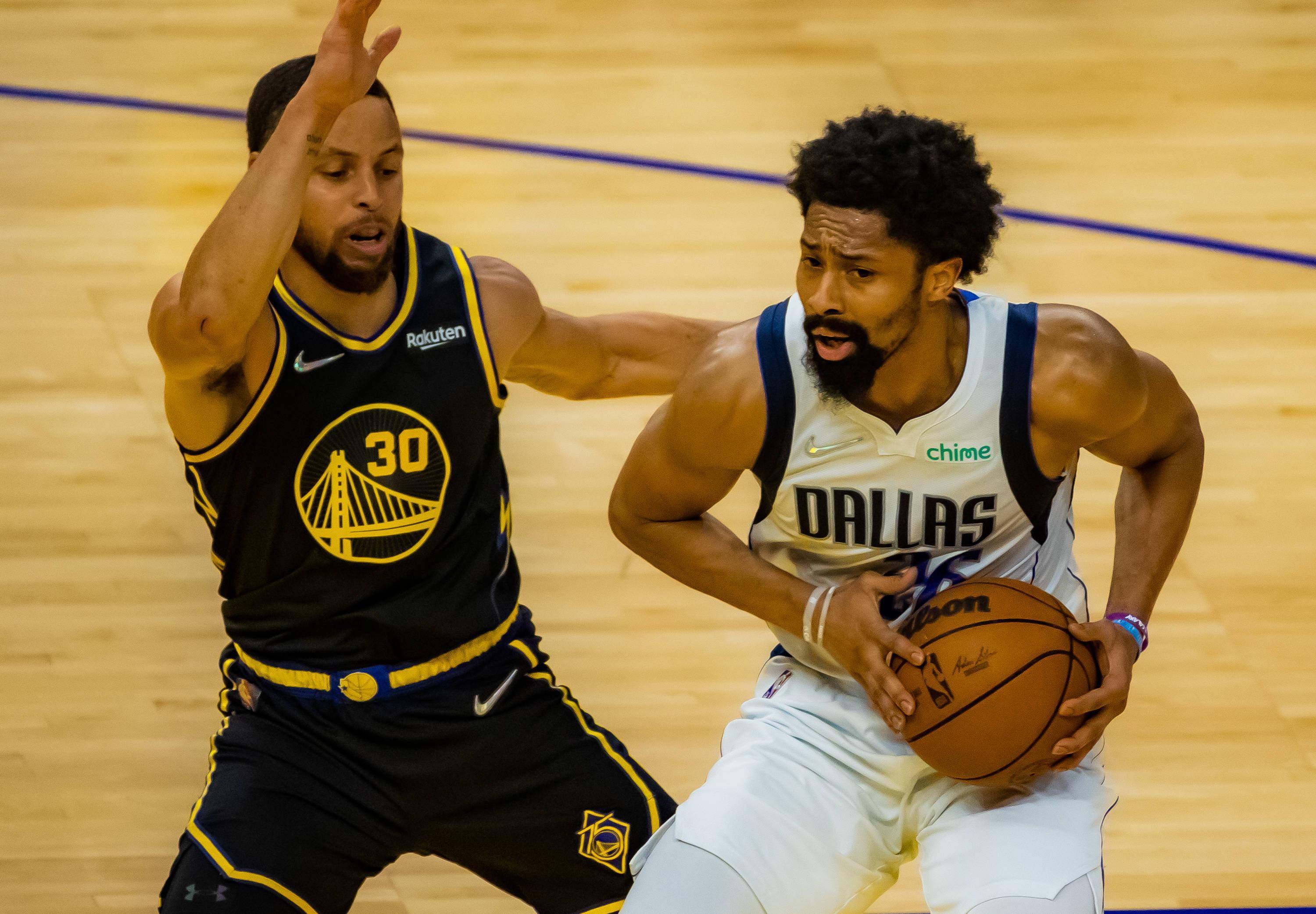 快船险胜鹈鹕保持不败