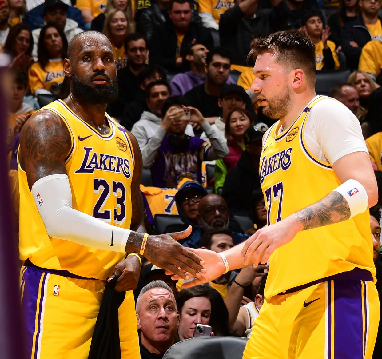 关于开拓者负湖人，詹姆斯38+12数据全面的信息