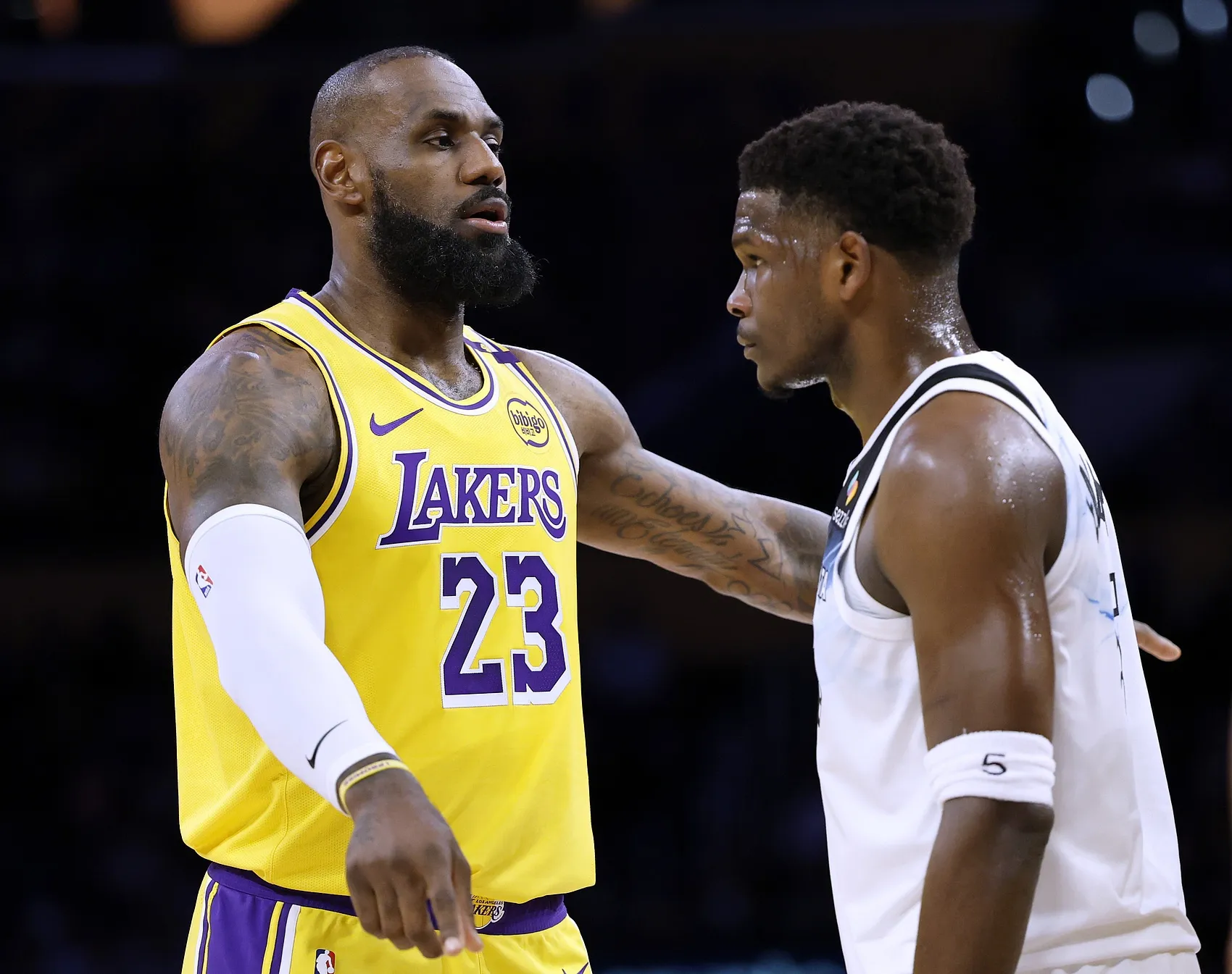 关于开拓者负湖人，詹姆斯38+12数据全面的信息