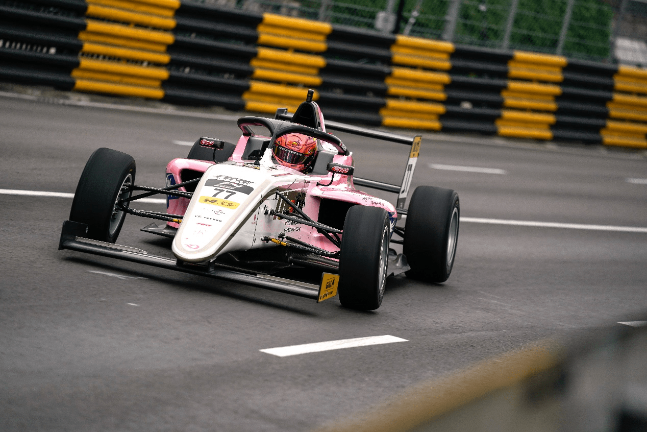 开云体育在线-史诗对决！赛车上演极限翻盘的简单介绍