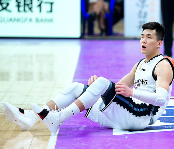 青岛队完胜上海队,郭艾伦状态火热 青岛队完胜上海队,郭艾伦状态火热